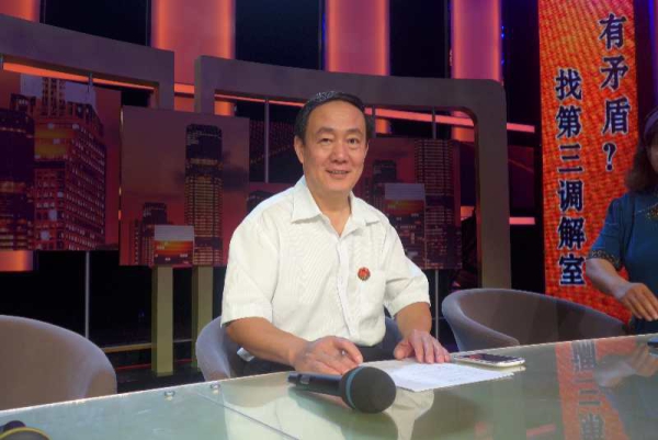 图为李民参加北京电视台“第三调解室”节目 图为李民参加北京电视台“第三调解室”节目