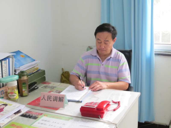 图为李民在办公室的工作照片 图为李民在办公室的工作照片